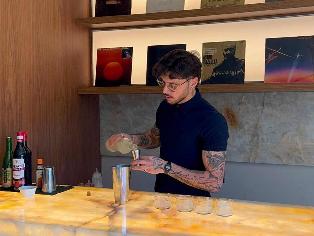 Ives Fernandes preparando o drink